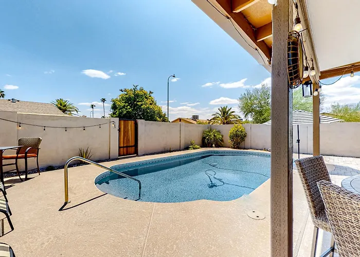 Weecasa-poolside Paradise